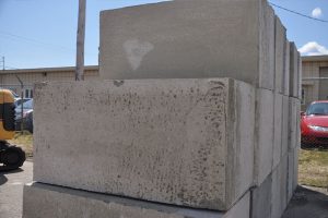 Bloc de béton 2′ X 2′ X 4′ avec un crochet encastré