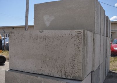 Bloc de béton 2′ X 2′ X 4′ avec un crochet encastré